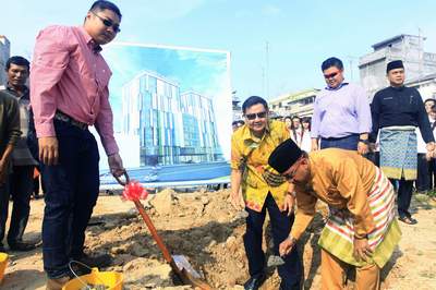 SUTANA/HALUAN KEPRI GEDUNG TERTINGGI - Walikota Tanjungpinang Lis Darmansyah dan Hengky Suryawan melakukan peletakkan batu pertama pembangunan gedung Tower Bestari di Jalan Teuku Umar,Tanjungpinang, Jumat (7/2). Geduang kembar yang akan menjadi gedung tertinggi di Tanjungpinang tersebut diperuntukan bisnis. 